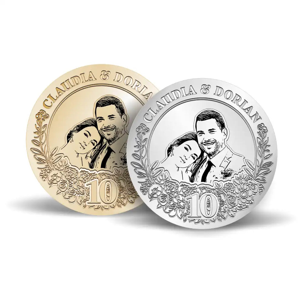 Gold und Silber Münze mit dem Porträt des Paares. Oben sind die Namen „Claudia & Dorian“ eingraviert. Die Zahl „10“ steht unten und ist von einem dichten Blumenkranz umgeben.