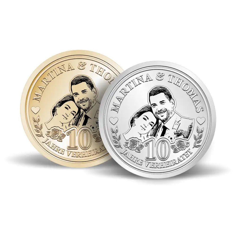 geschenkideen zum 10 hochzeitstag - Gold und Silber Münze mit dem Porträt des Paares. Oben befinden sich die Namen „Martina & Thomas“, flankiert von Herzen. Unten ist die Zahl „10“ und der Schriftzug „Jahre verheiratet“, verziert mit Rosen.
