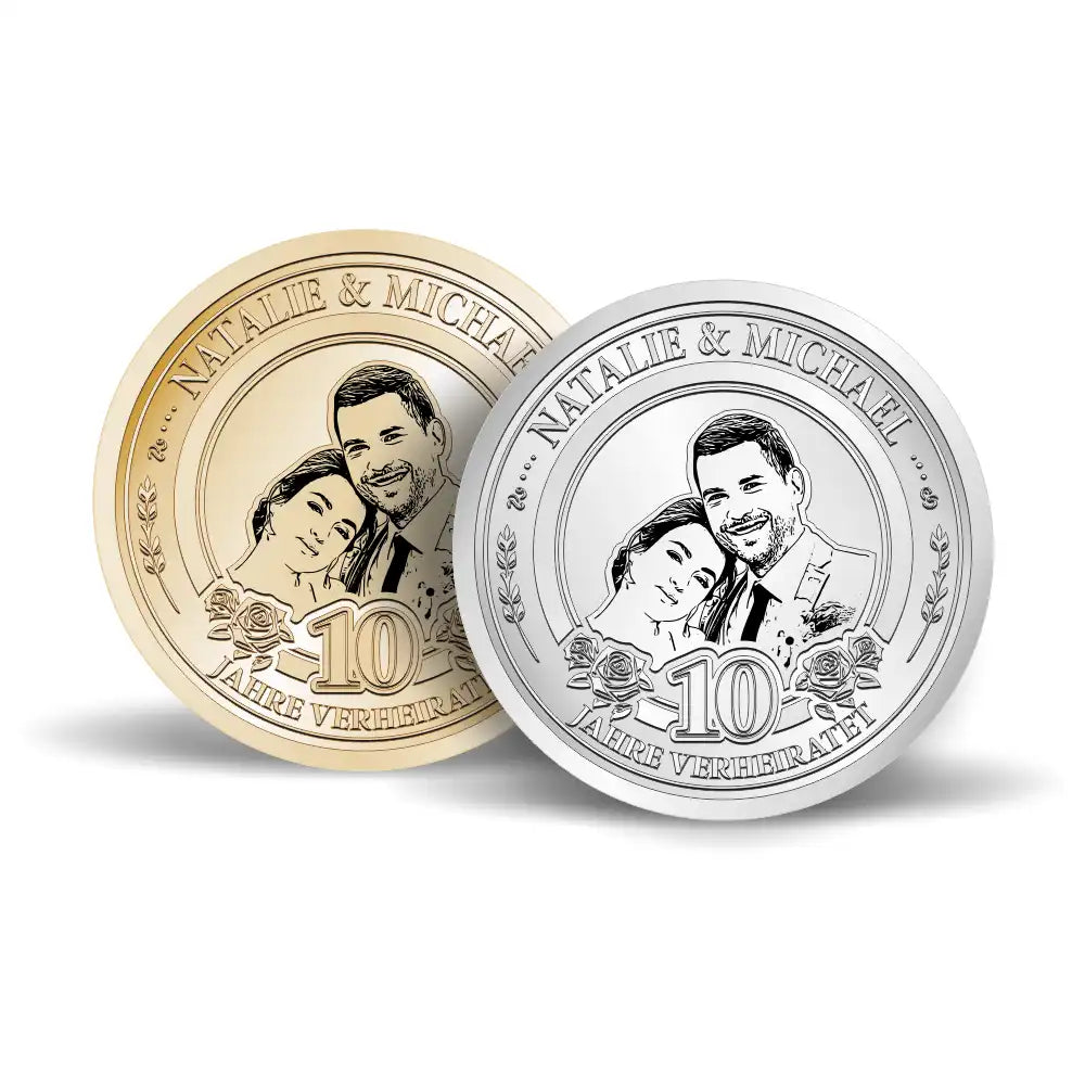 Ein Geschenk zum 10. hochzeitstag mann - Gold und Silber Münze mit dem Porträt des Paares. Oben sind die Namen „Natalie & Michael“ zu sehen, umgeben von dezenten Ornamenten. Unten befindet sich die Zahl „10“ und der Schriftzug „Jahre verheiratet“, mit Rosen auf beiden Seiten der Zahl „10“.