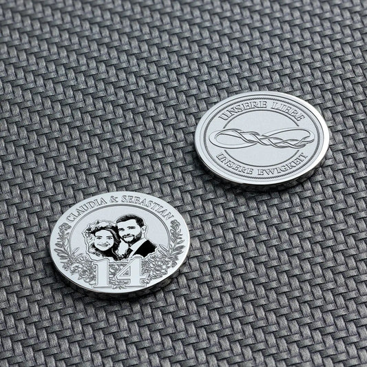 Silberne, personalisierte Münze für den 14. Hochzeitstag mit detailliertem Paarportrait und Text "Unsere Liebe, Unsere Ewigkeit".