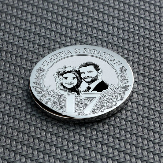 Orchideenhochzeit Münze in Silber mit Gravur – Detaillierte silberne Münze zum 17. Jahrestag, graviert mit einem personalisierten Bild des Paares und „Unsere Liebe, Unsere Ewigkeit“.