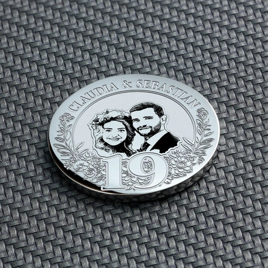 Detaillierte Ansicht der personalisierten Silbermünze zum 19. Hochzeitstag, einzigartiges und elegantes Jubiläumsgeschenk.