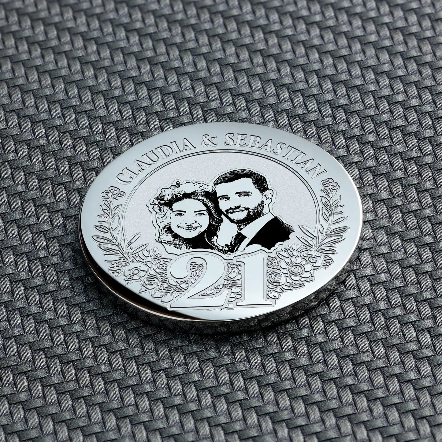 Personalisierte silberne Münze mit Foto zum 21. Jahrestag: Diese Münze zeigt ein Bild des Paars mit dekorativen Elementen und der Inschrift „Claudia & Sebastian“.