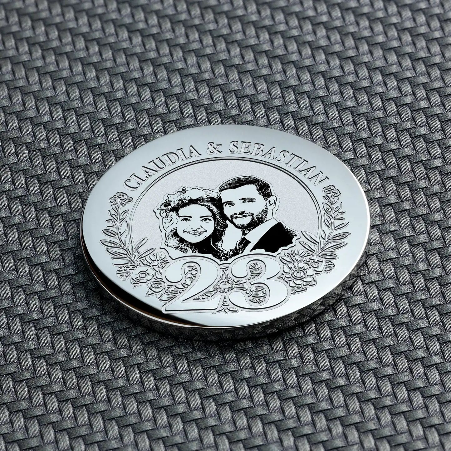Detailansicht der Silbermünze zur 23. Hochzeitstag mit personalisierter Gravur und Bild des Paares.