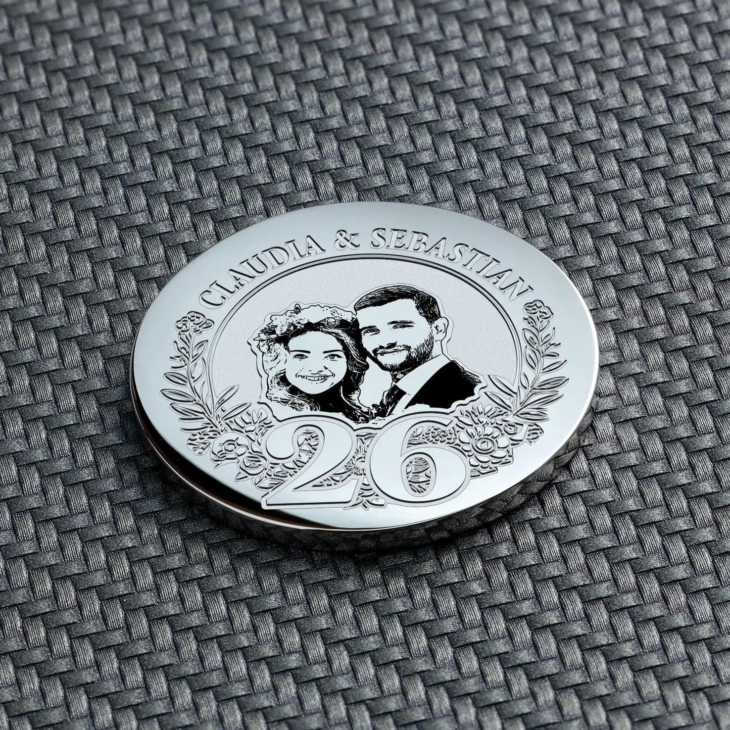 Detailansicht der silbernen Münze zur 26. Hochzeitstag mit Gravur und personalisiertem Bild