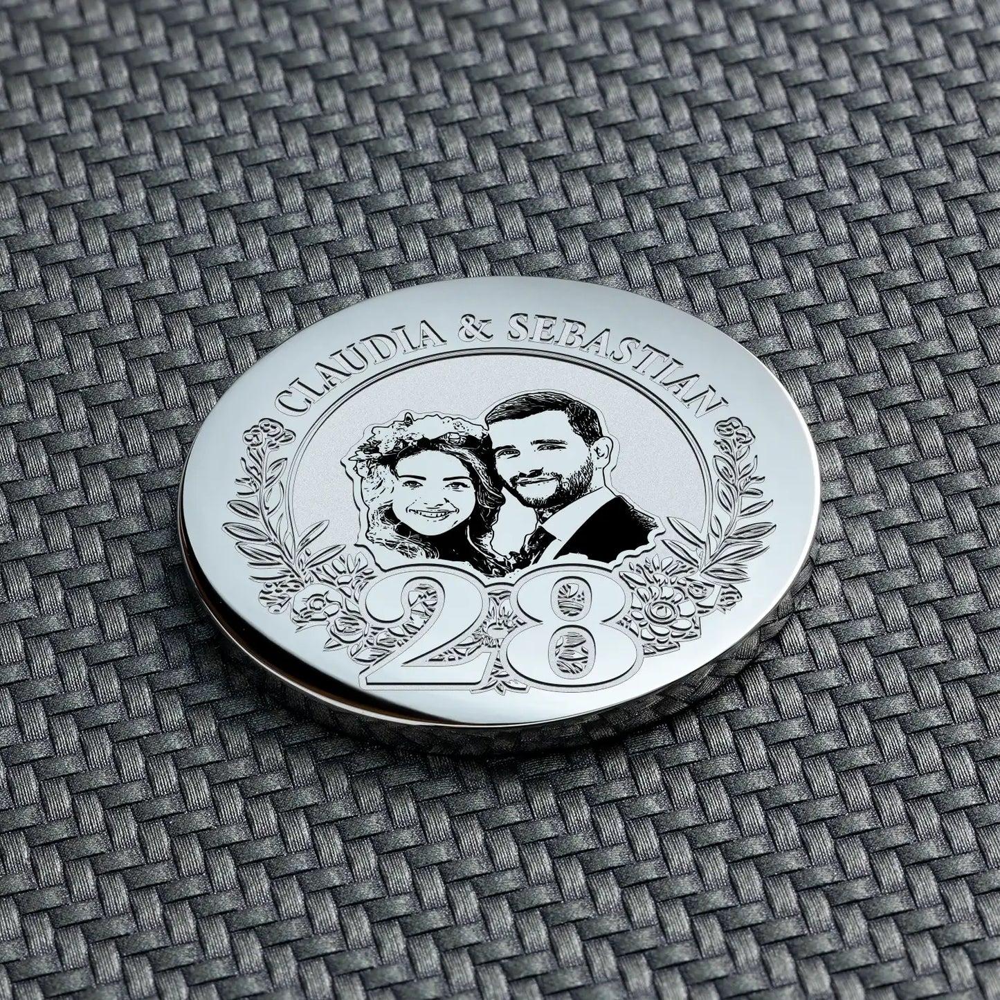 Nahaufnahme einer silbernen Münze mit einem Paarporträt und der Zahl 28, personalisiert für den 28. Hochzeitstag.