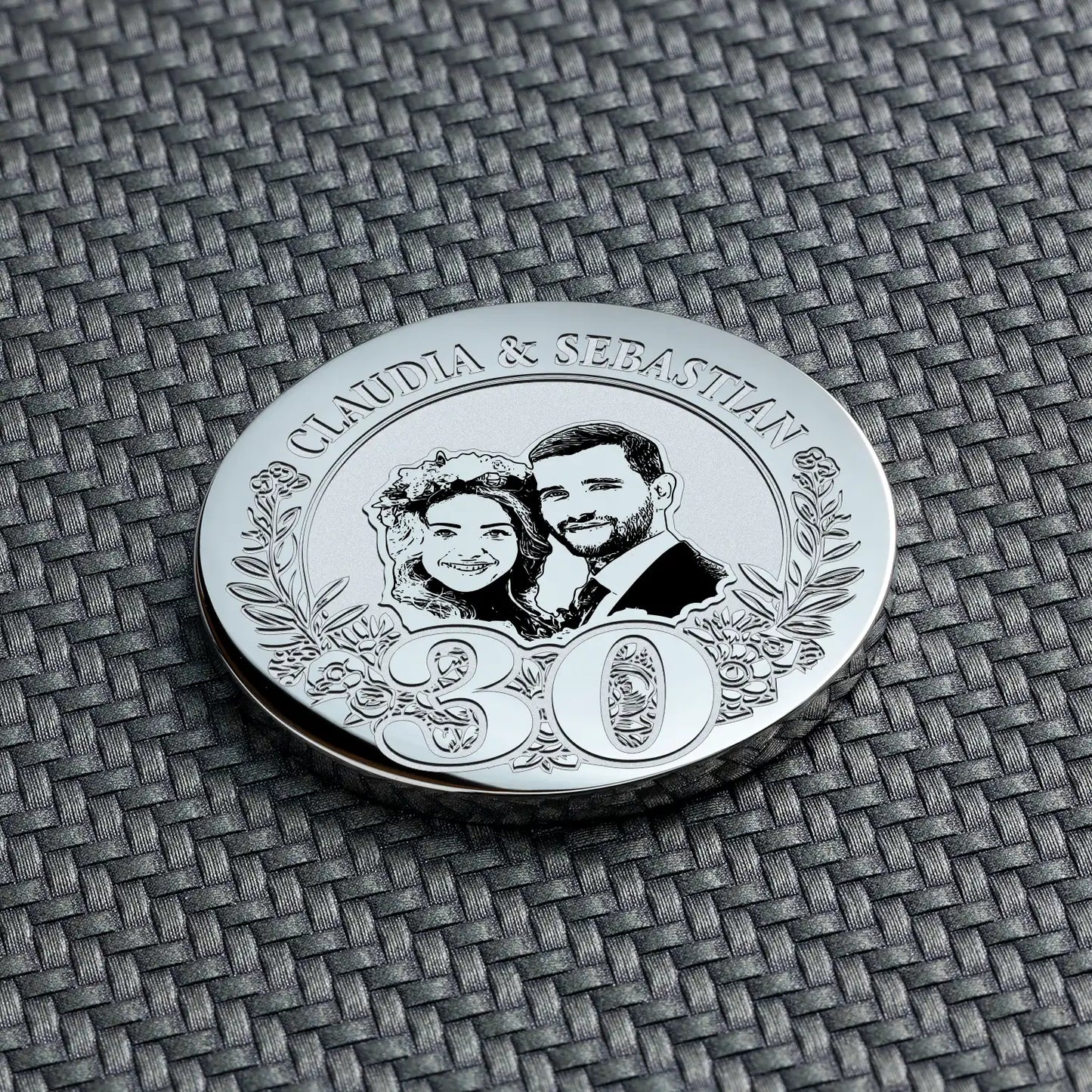 Silberfarbene Münze zur 30. Hochzeitstag mit personalisiertem Bild des Ehepaares und floralen Motiven.