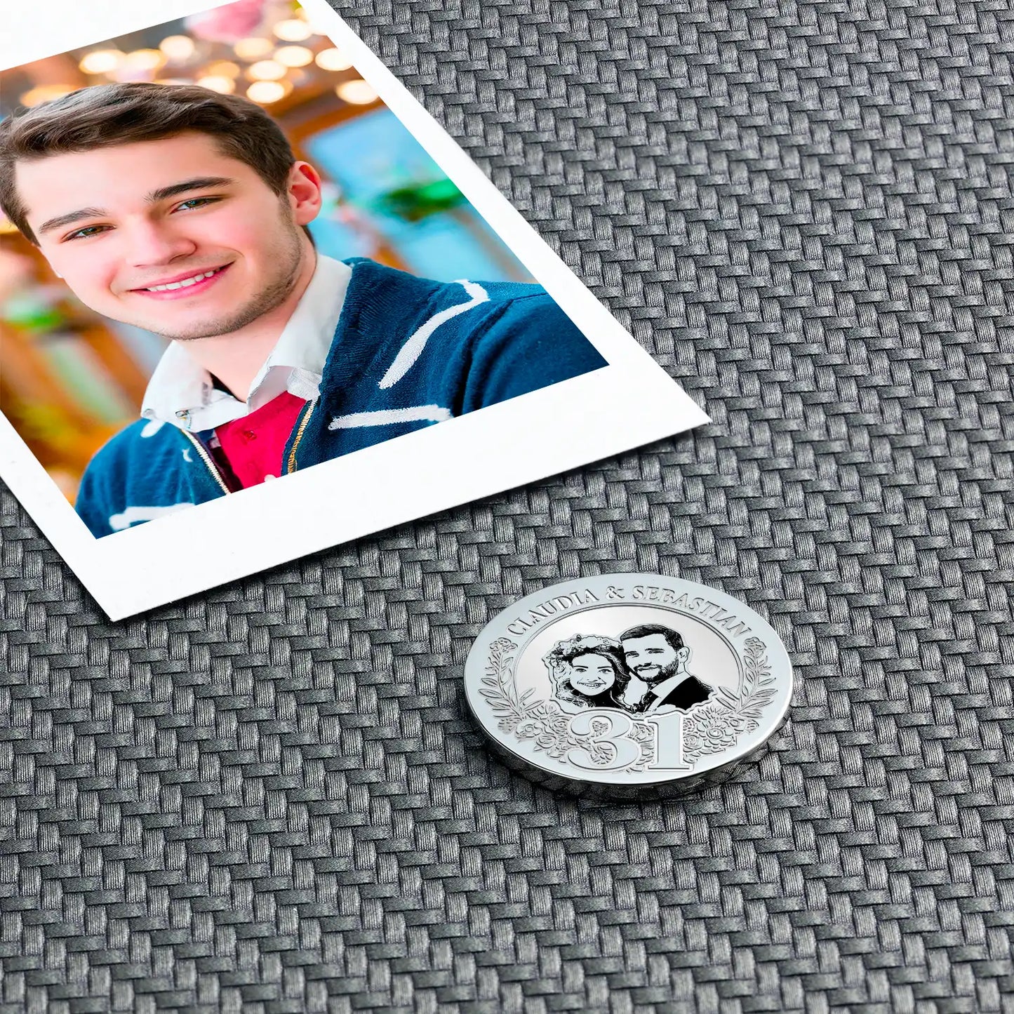 Personalisierte Jubiläumsmünze zum 31. Hochzeitstag neben einem Foto