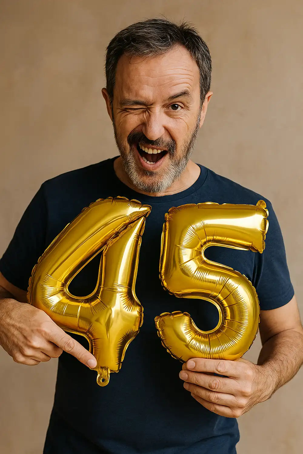 Lustiges Porträt eines Mannes mit goldenen Ballons „45“ – 45. Geburtstag lustig, frech und originell: Sprüche mit Augenzwinkern