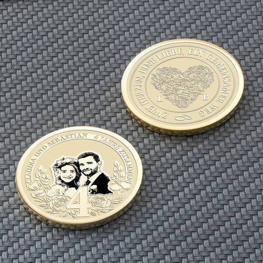 Goldene Münze zum 4. Hochzeitstag mit eingraviertem Herz und Paarfoto