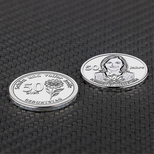 Individuelle Geburtstagsmünze aus Silber mit Zahl 50 und Wunschtext