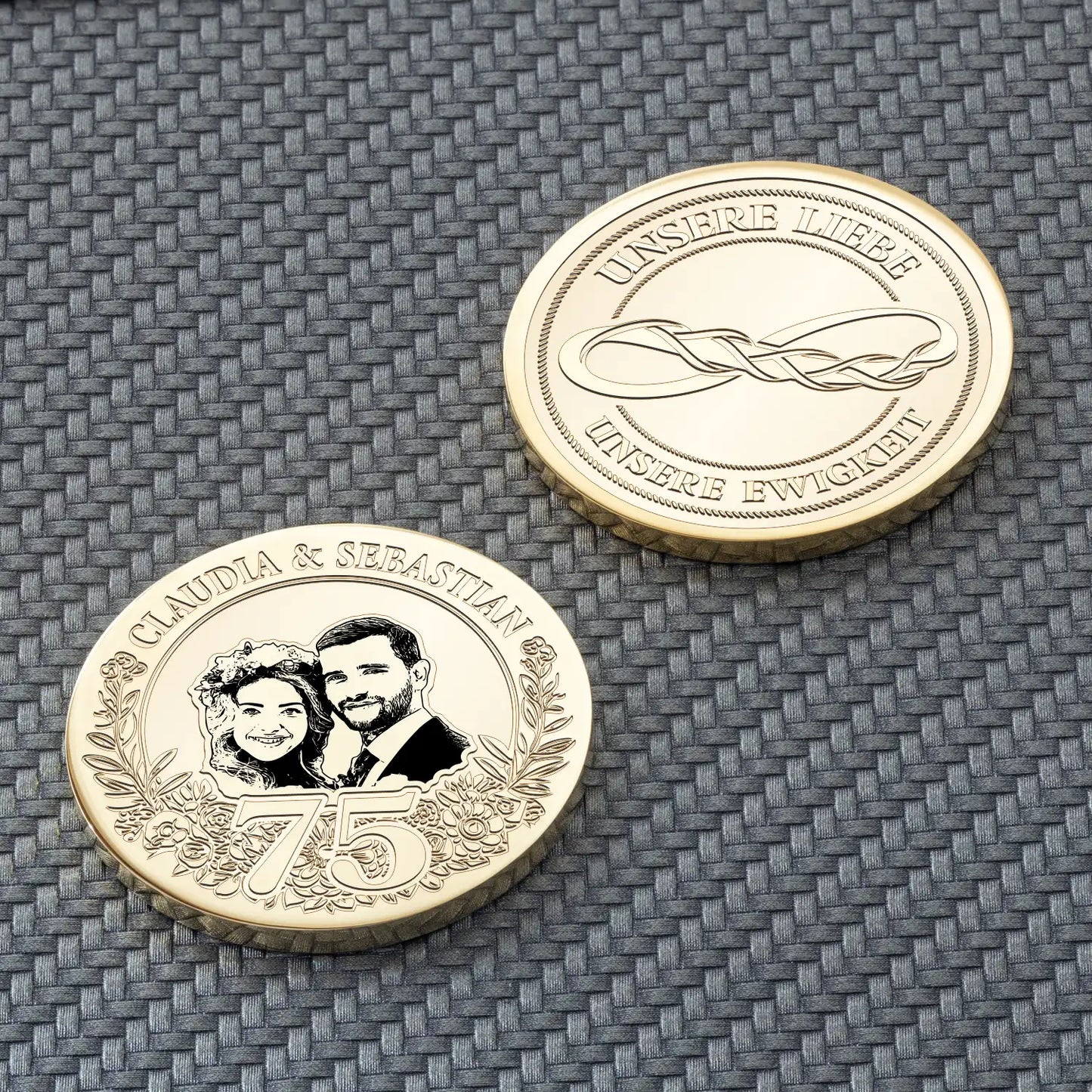 Personalisierte Jubiläumsmünze zum 75. Hochzeitstag aus Gold, mit Gravur von Claudia & Sebastian und dem Schriftzug "Unsere Liebe, Unsere Ewigkeit".