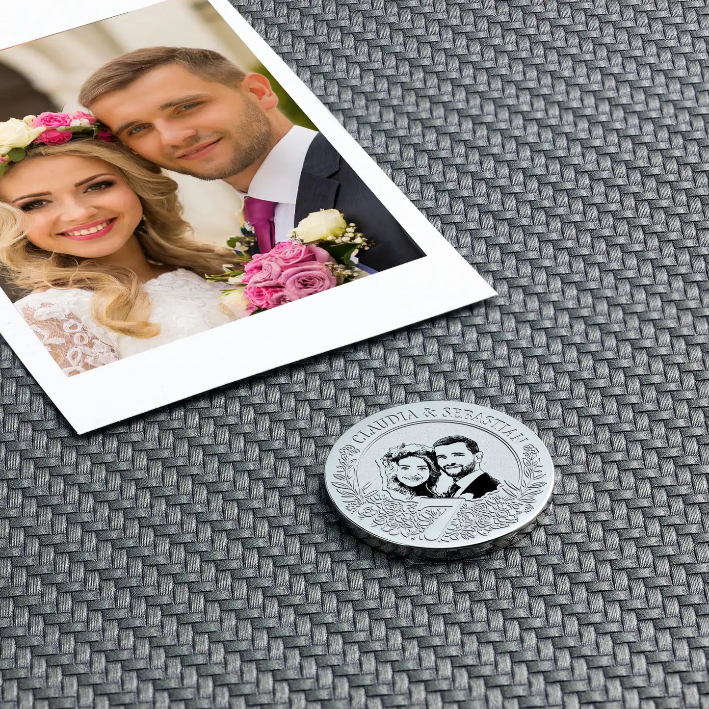 Silberne Jahrestagsmünze neben einem Hochzeitsfoto von Claudia und Sebastian, perfekt für den 7. Hochzeitstag.
