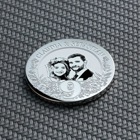 Detailansicht einer silbernen Münze mit Gravur und Bild des Paares, 9 Jahre verheiratet.