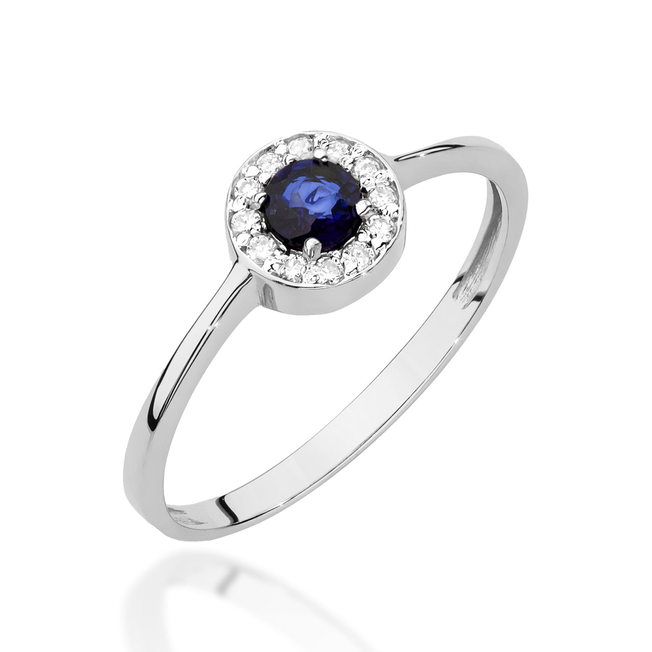 Ein detailliertes Bild eines eleganten Verlobungsrings aus Weißgold mit einem runden blauen Saphir, der von kleinen funkelnden Diamanten umgeben ist.