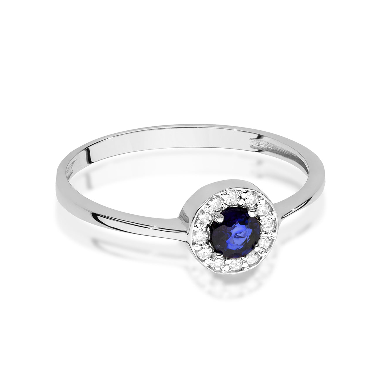 Nahaufnahme eines Verlobungsrings aus Weißgold mit einem runden blauen Saphir, der von kleinen Diamanten umgeben ist, auf weißem Hintergrund.