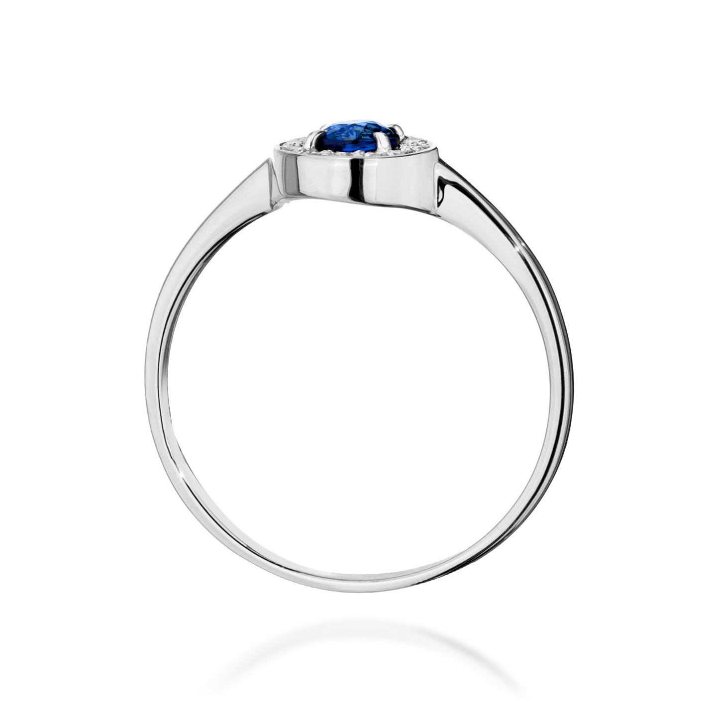 Seitenansicht eines eleganten Verlobungsrings aus Weißgold mit einem runden blauen Saphir und kleinen Diamanten, die den Saphir umgeben.