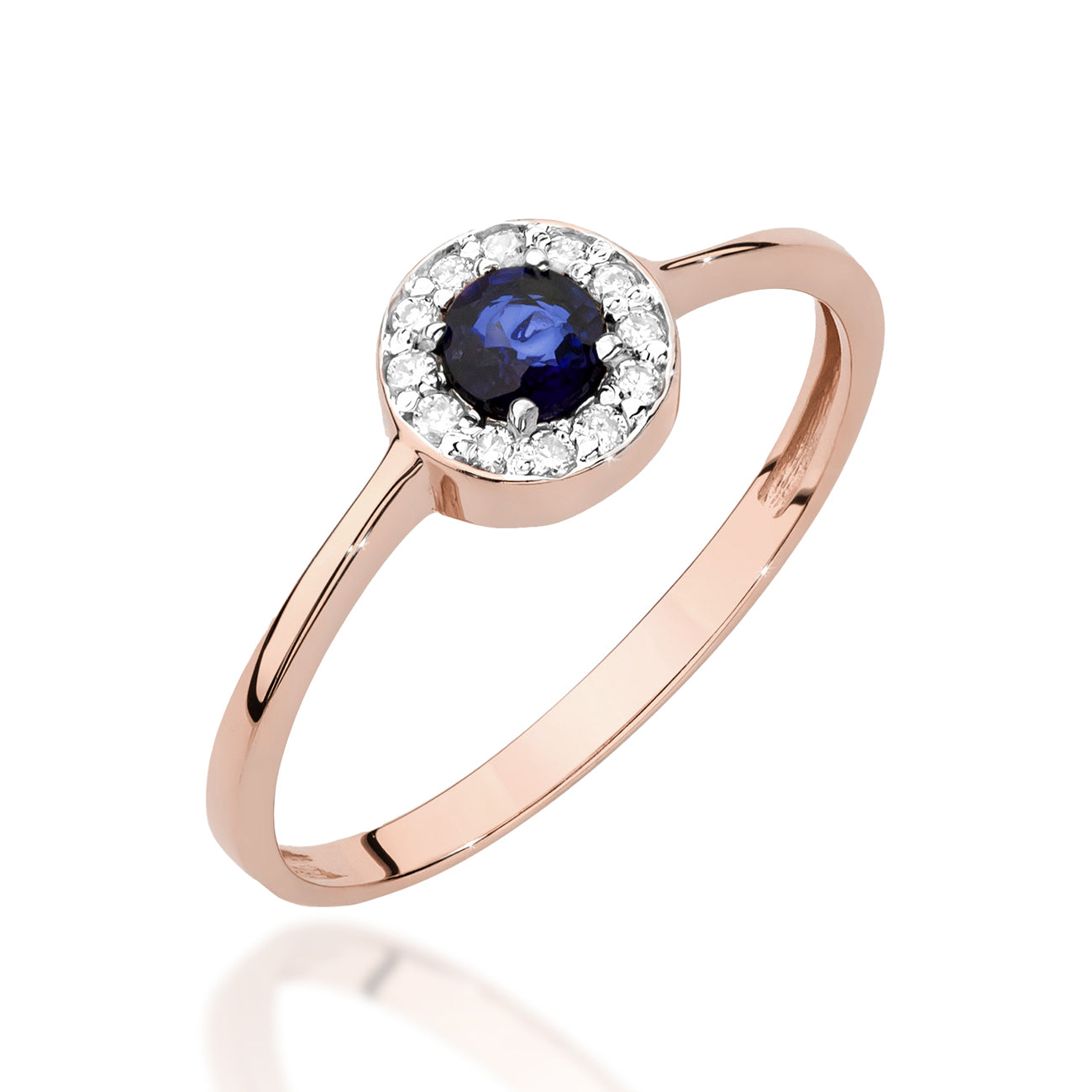 Ein detailliertes Bild eines eleganten Verlobungsrings aus Roségold mit einem runden blauen Saphir, der von kleinen funkelnden Diamanten umgeben ist.