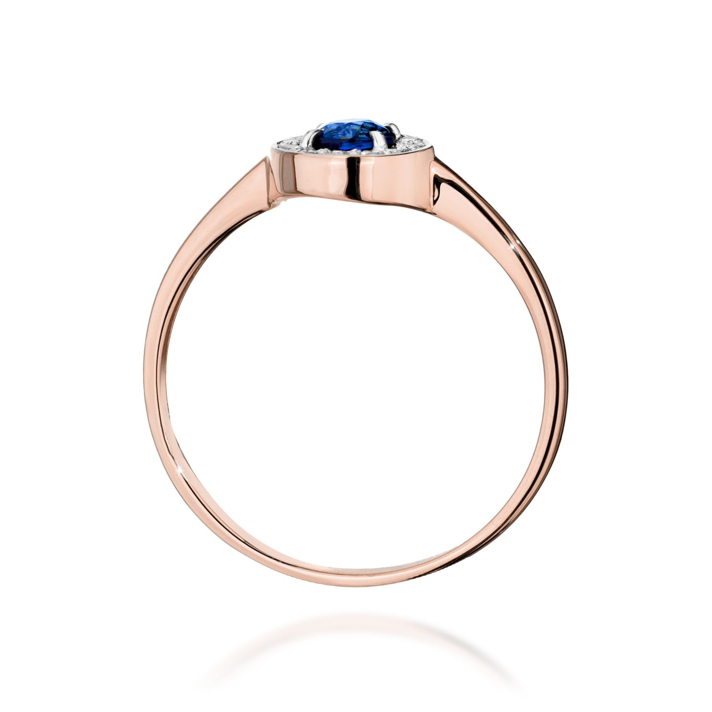 Seitenansicht eines eleganten Verlobungsrings aus Roségold mit einem runden blauen Saphir und kleinen Diamanten, die den Saphir umgeben.