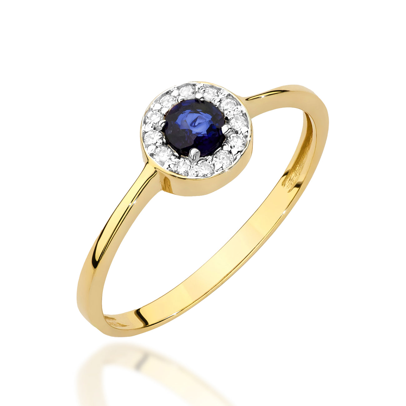 Ein detailliertes Bild eines eleganten Verlobungsrings aus Gold mit einem runden blauen Saphir, der von kleinen funkelnden Diamanten umgeben ist.