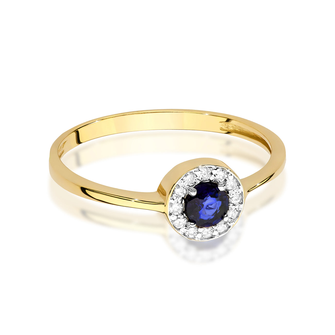 Nahaufnahme eines goldenen Verlobungsrings mit einem runden blauen Saphir, der von kleinen Diamanten umgeben ist, auf weißem Hintergrund.