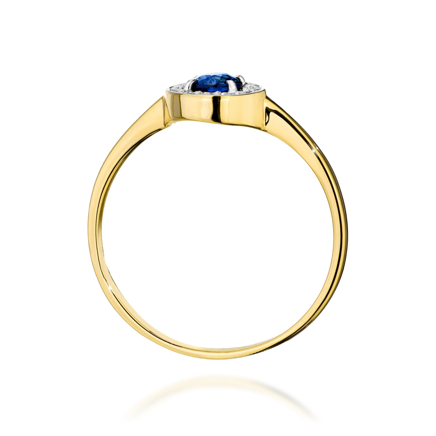 Seitenansicht eines eleganten Verlobungsrings aus Gold mit einem runden blauen Saphir und kleinen Diamanten, die den Saphir umgeben.