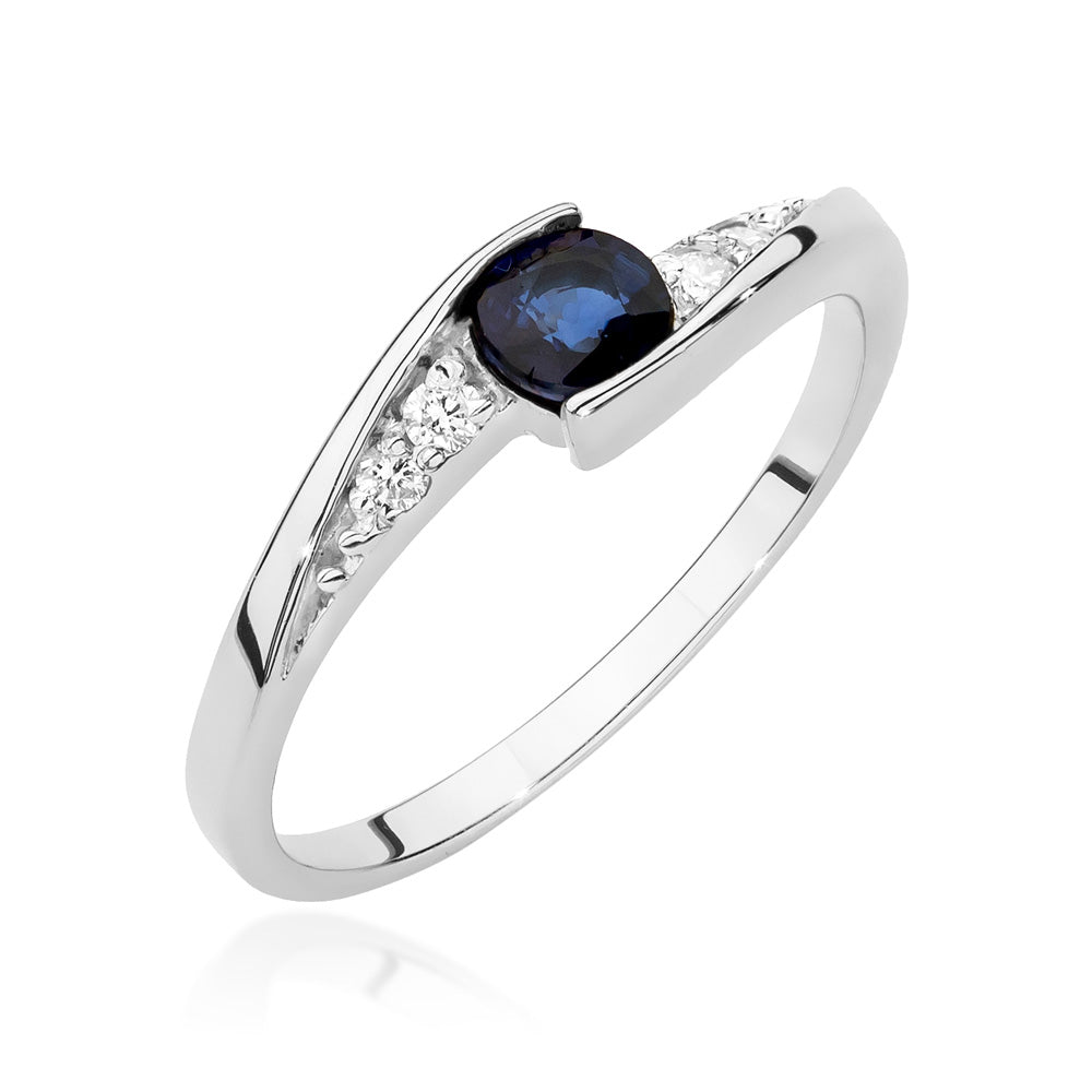 Ein eleganter Verlobungsring aus 585er Weißgold mit einem runden Saphir und vier funkelnden Diamanten.