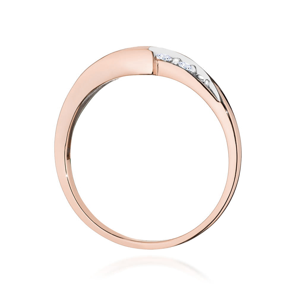 Detailansicht eines 585er Roségold-Verlobungsrings mit Saphir und Diamanten, die Fassung ist klar zu erkennen.