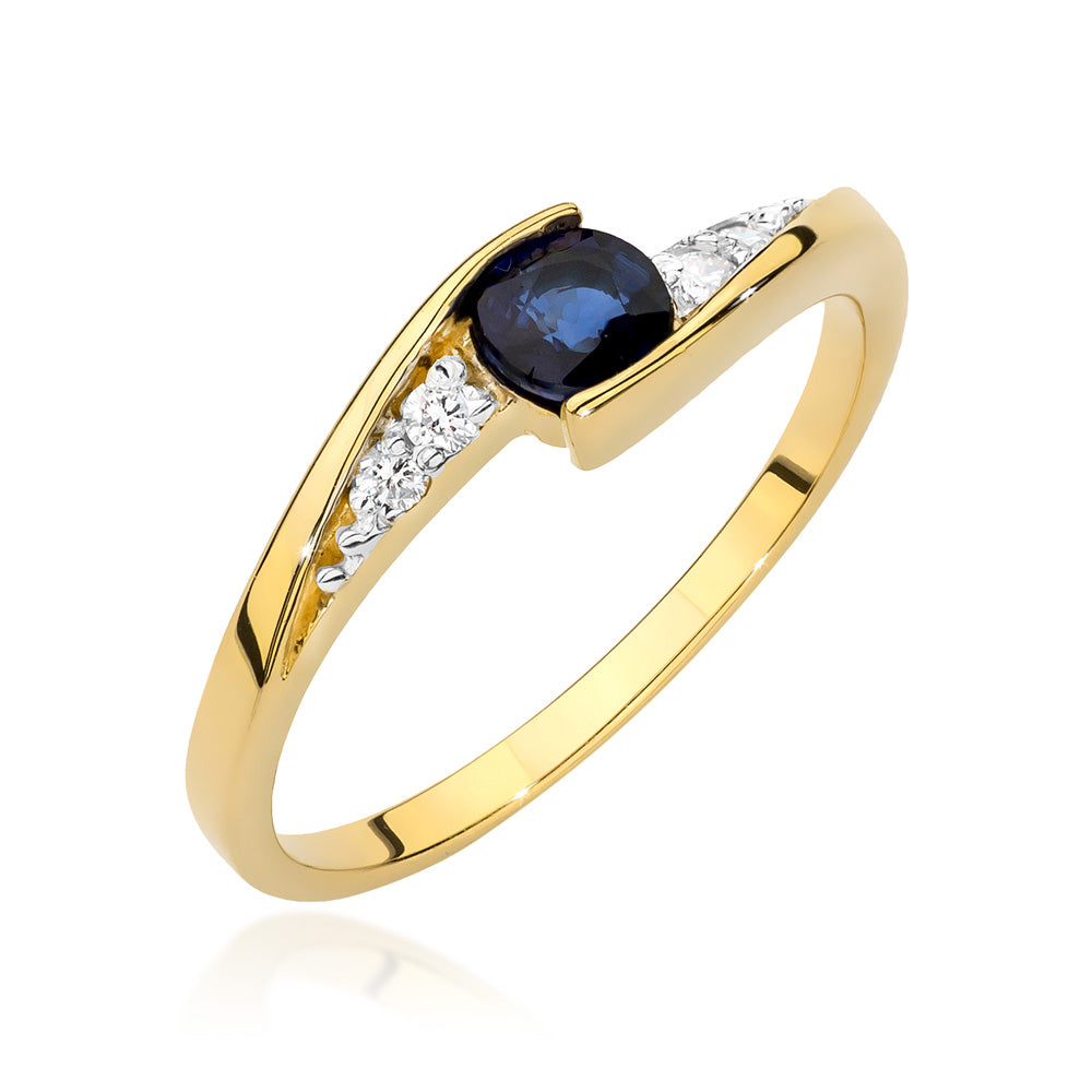Ein eleganter Verlobungsring aus 585er Gold mit einem runden Saphir und vier funkelnden Diamanten.