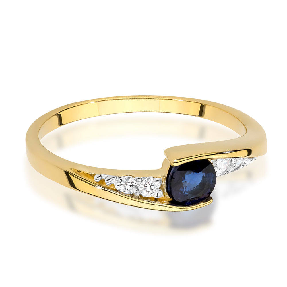 Seitliche Ansicht eines 585er Gold-Verlobungsrings mit rundem Saphir und vier Diamanten.