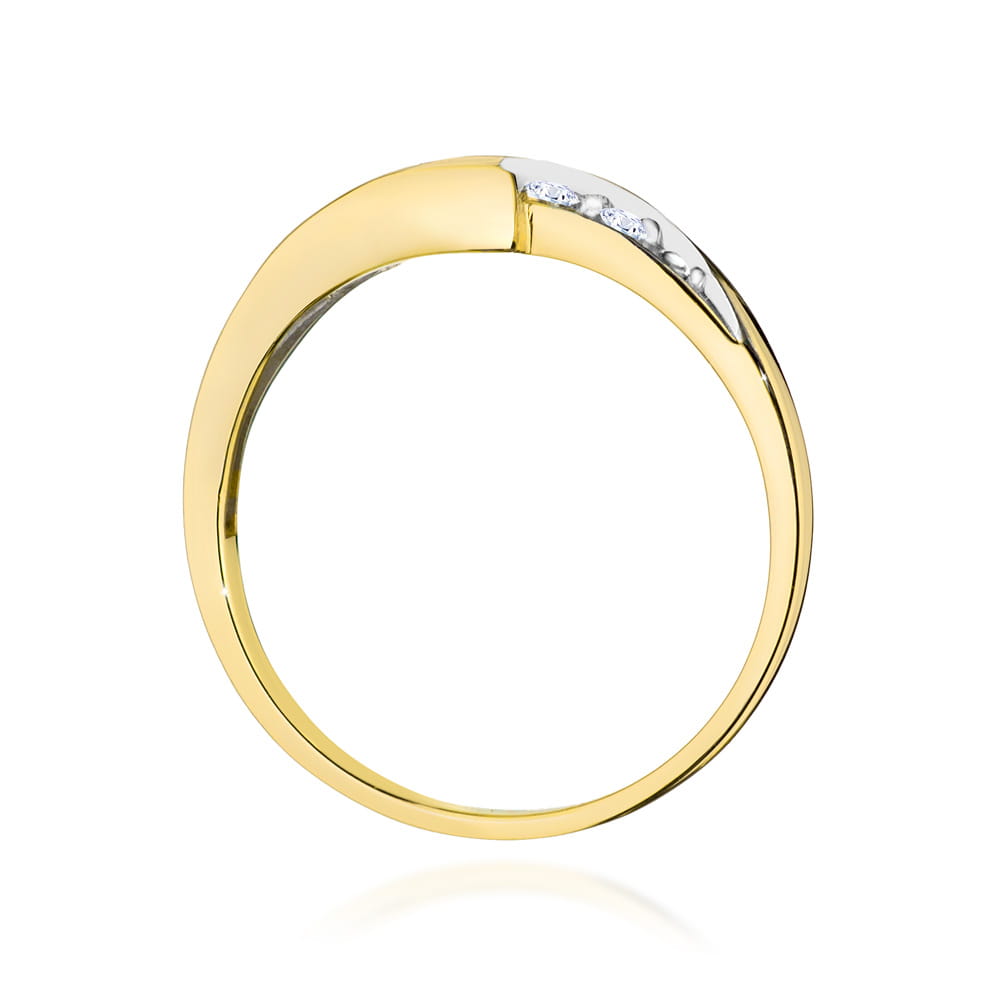 Detailansicht eines 585er Gold-Verlobungsrings mit Saphir und Diamanten, die Fassung ist klar zu erkennen.