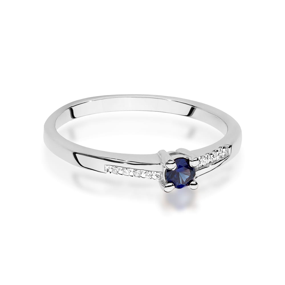 Eleganter Verlobungsring aus 585er Weißgold mit einem zentralen blauen Saphir und funkelnden Diamanten an den Seiten.