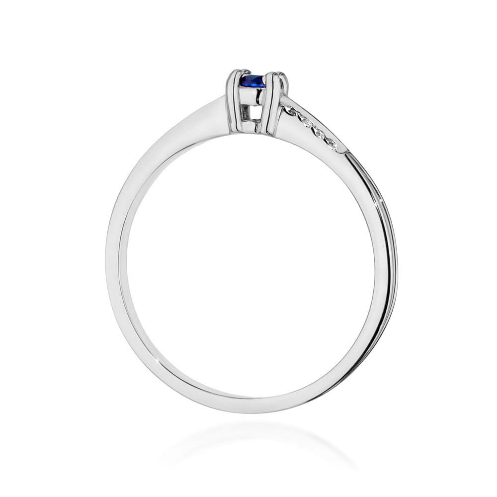 Schöner Verlobungsring aus 585er Weißgold mit einem runden blauen Saphir und kleinen seitlichen Diamanten.