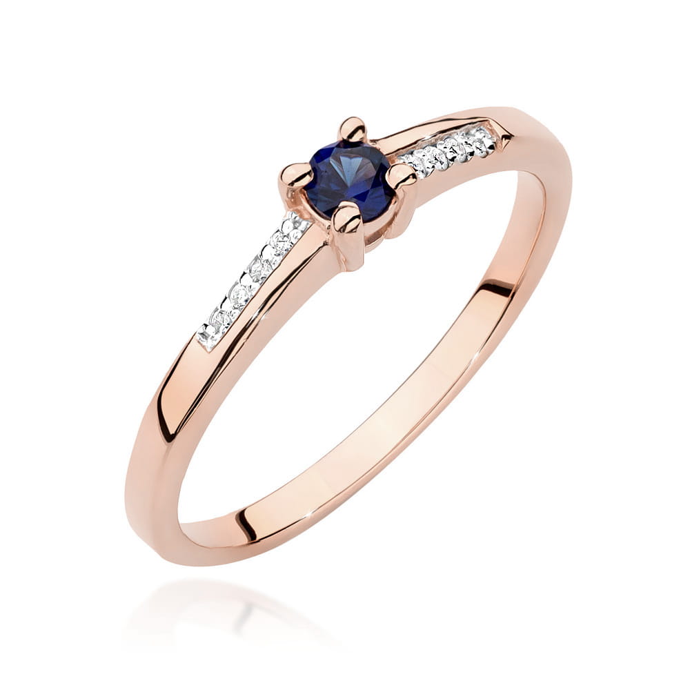Verlobungsring aus 585er Roségold mit einem runden Saphir und seitlich eingefassten Diamanten.
