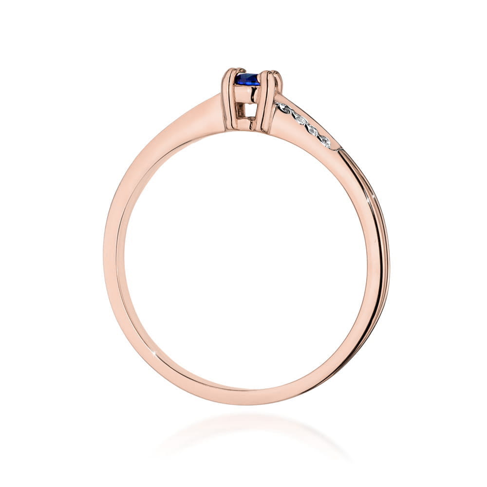 Wunderschöner Verlobungsring aus 585er Roségold mit einem runden blauen Saphir und kleinen seitlichen Diamanten.