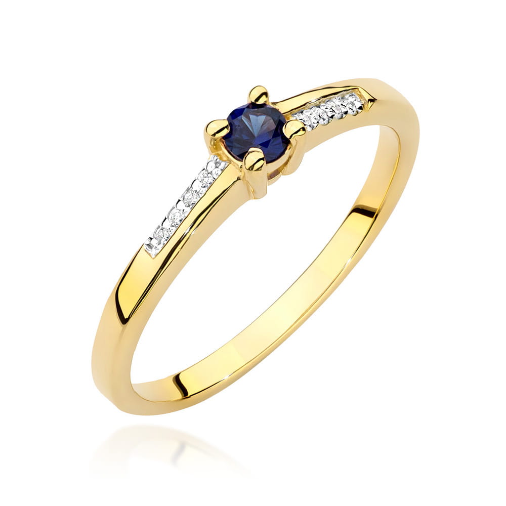 Eleganter Verlobungsring aus 585er Gelbgold mit einem blauen Saphir und seitlich eingefassten Diamanten.
