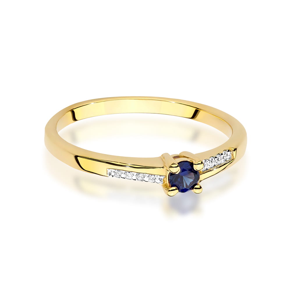 Verlobungsring aus 585er Gelbgold mit einem runden Saphir und seitlich eingefassten Diamanten.