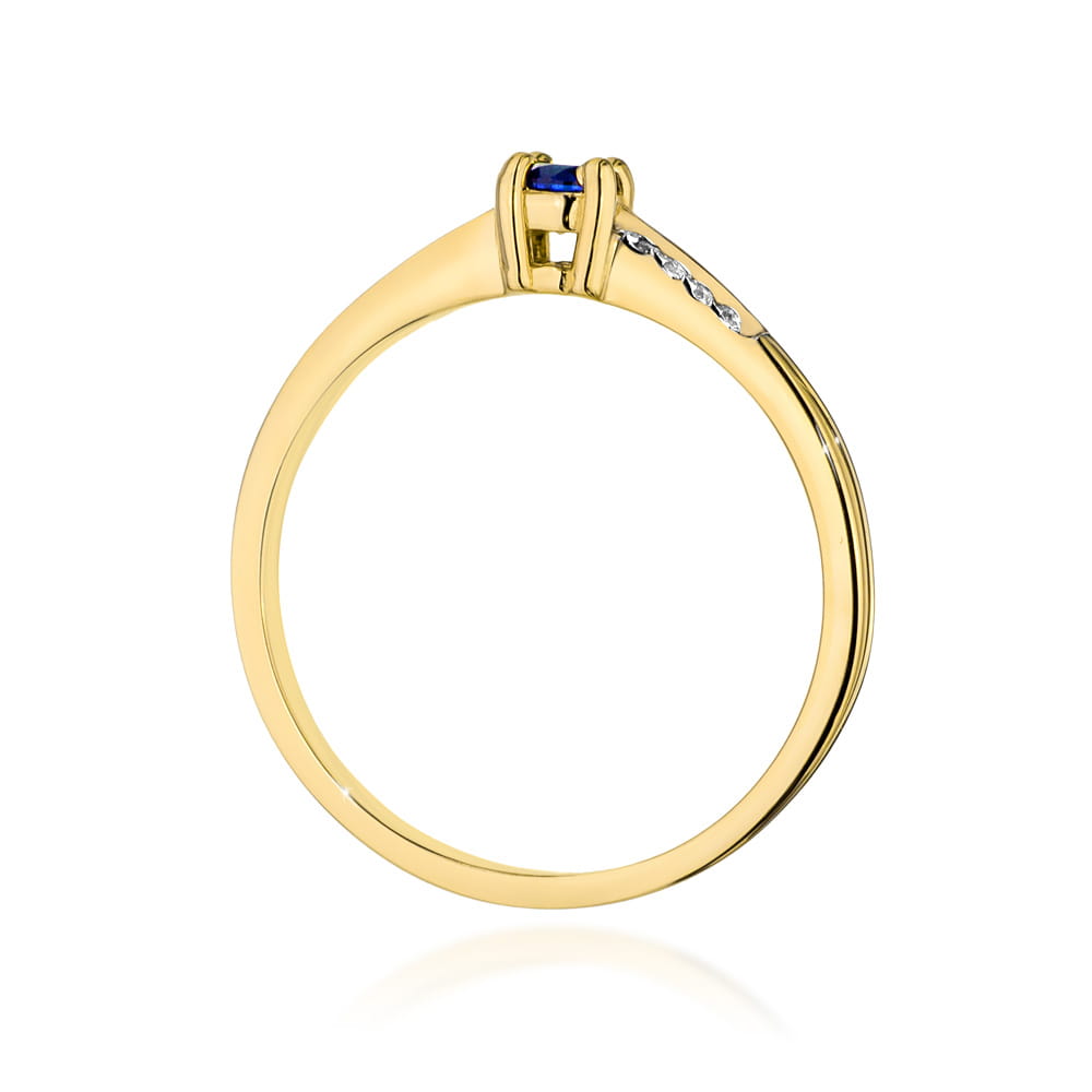 Eleganter Verlobungsring aus 585er Gelbgold mit einem zentralen blauen Saphir und funkelnden Diamanten an den Seiten.