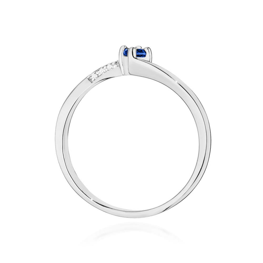 Eleganter Verlobungsring aus Weißgold mit einem blauen Saphir und funkelnden Diamanten. Das Band hat eine schlanke und elegante Form.