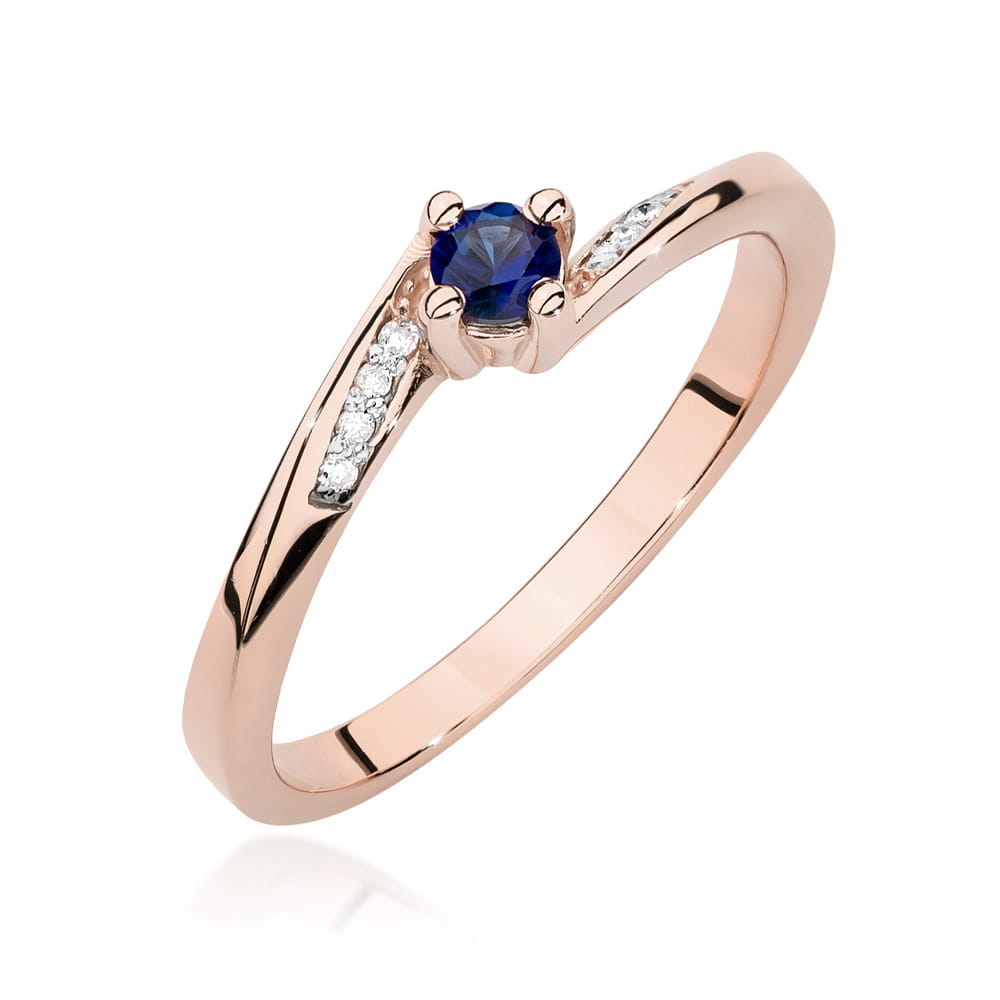 Roségoldener Verlobungsring mit einem blauen Saphir und acht Diamanten. Die Diamanten sind in das Band eingearbeitet, was dem Ring einen eleganten Look verleiht.