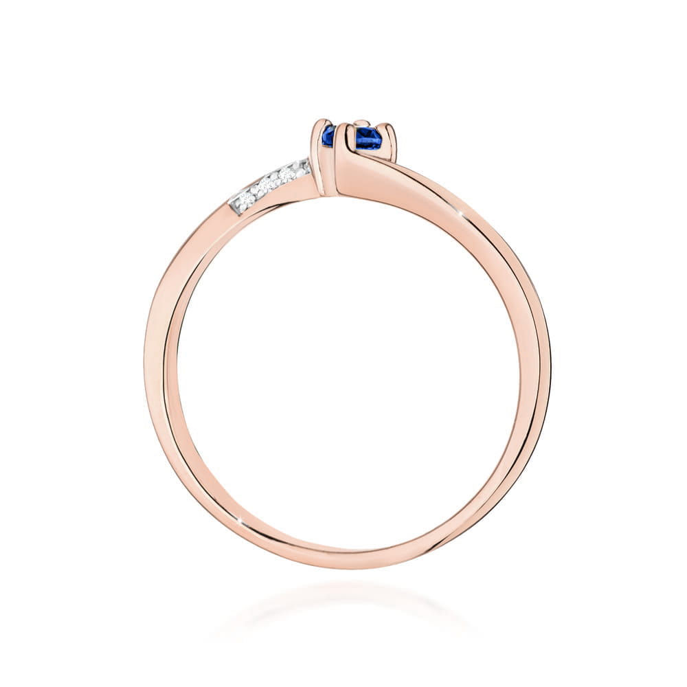 Eleganter Verlobungsring aus Roségold mit einem blauen Saphir und funkelnden Diamanten. Das Band hat eine schlanke und elegante Form.