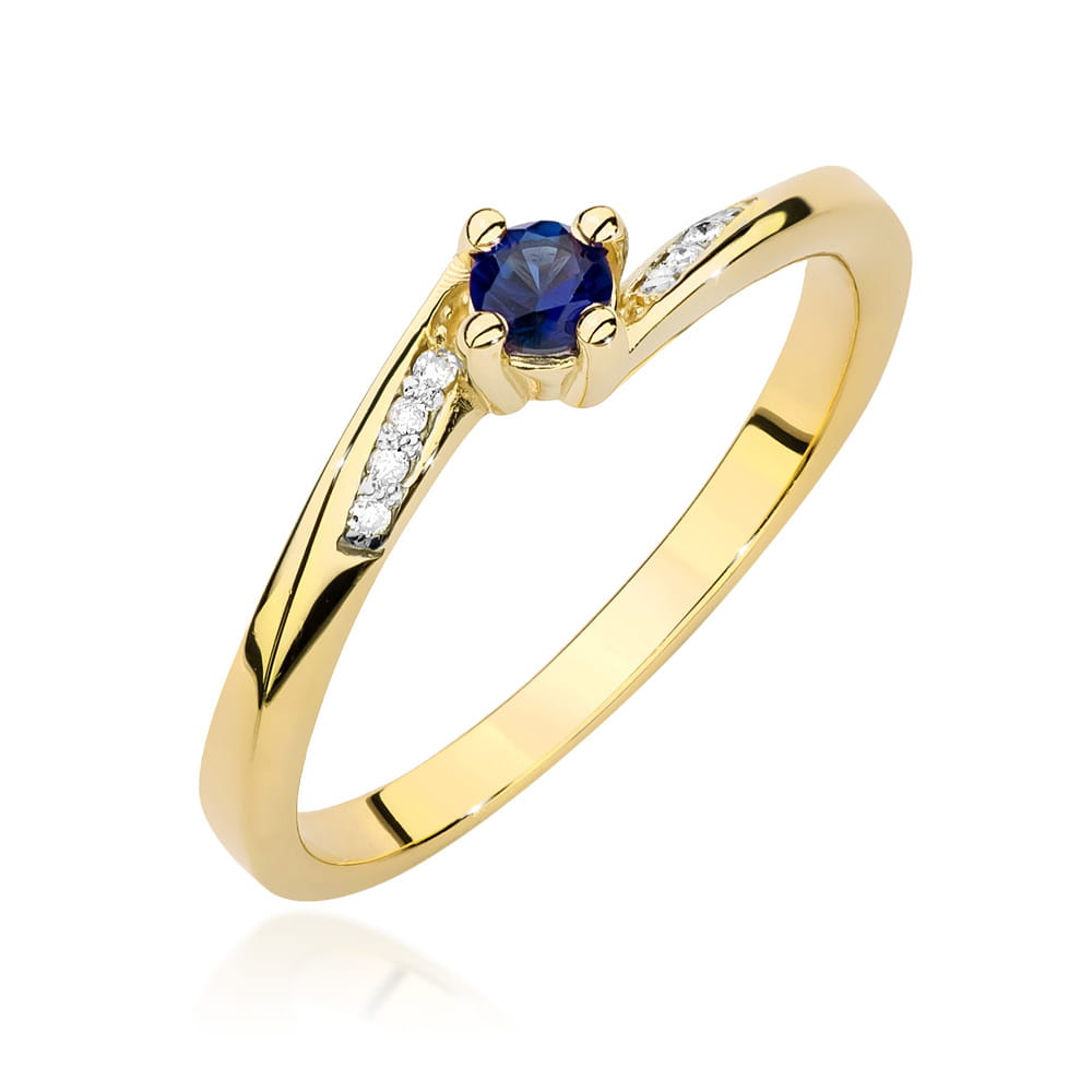 Gelbgoldener Verlobungsring mit einem blauen Saphir und acht Diamanten. Die Diamanten sind in das Band eingearbeitet, was dem Ring einen eleganten Look verleiht.