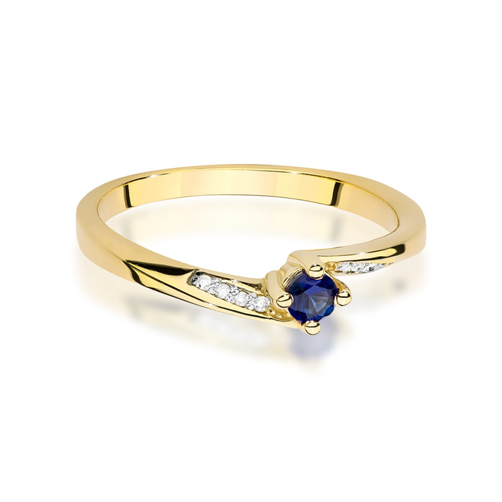 Eleganter Verlobungsring aus Gelbgold mit einem blauen Saphir und funkelnden Diamanten. Das Band hat eine schlanke und elegante Form.