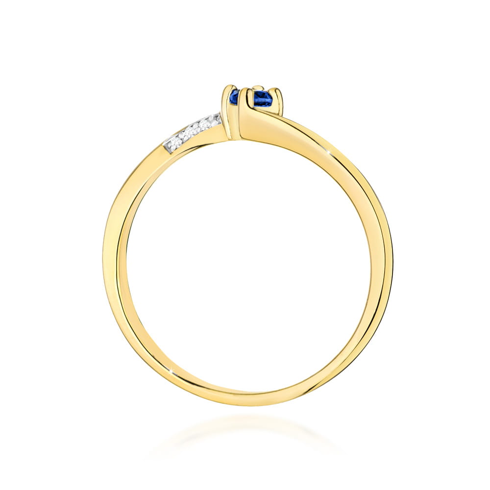 Verlobungsring aus Gelbgold mit einem runden blauen Saphir in der Mitte und kleinen Diamanten auf dem Band. Das Design ist schlicht und stilvoll.