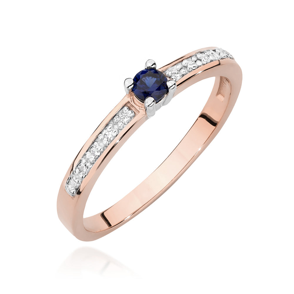 Ein roségoldener Verlobungsring mit einem zentralen Saphir und seitlich eingefassten Diamanten. Der Ring zeigt eine harmonische Kombination aus warmem Roségold und strahlenden Edelsteinen.