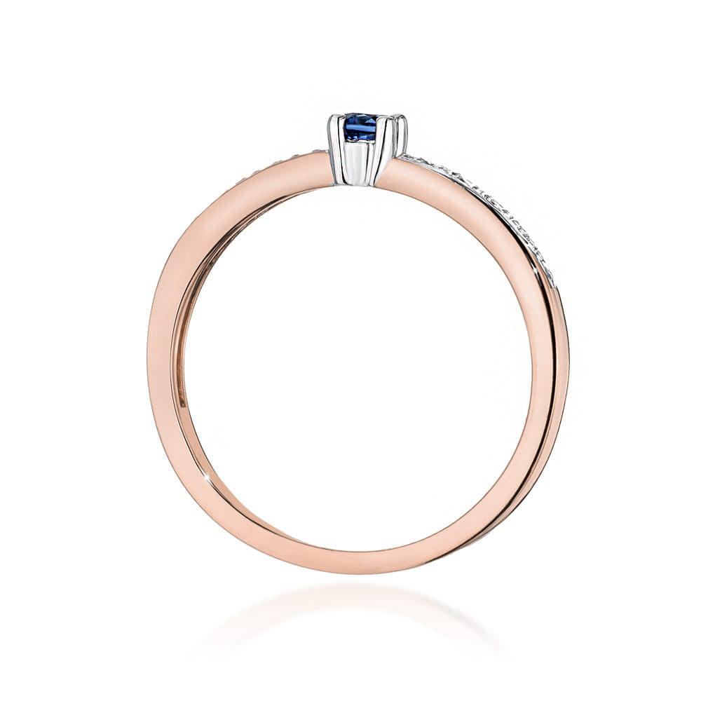 Ein Verlobungsring aus 585er Roségold mit einem runden blauen Saphir als Hauptstein und mehreren kleinen Diamanten entlang der Ringschiene. Die warme Farbe des Roségolds harmoniert perfekt mit dem blauen Saphir.
