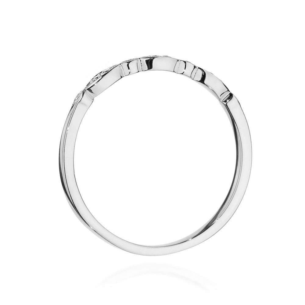 Seitenansicht des Weißgold-Verlobungsrings mit 10 Diamanten