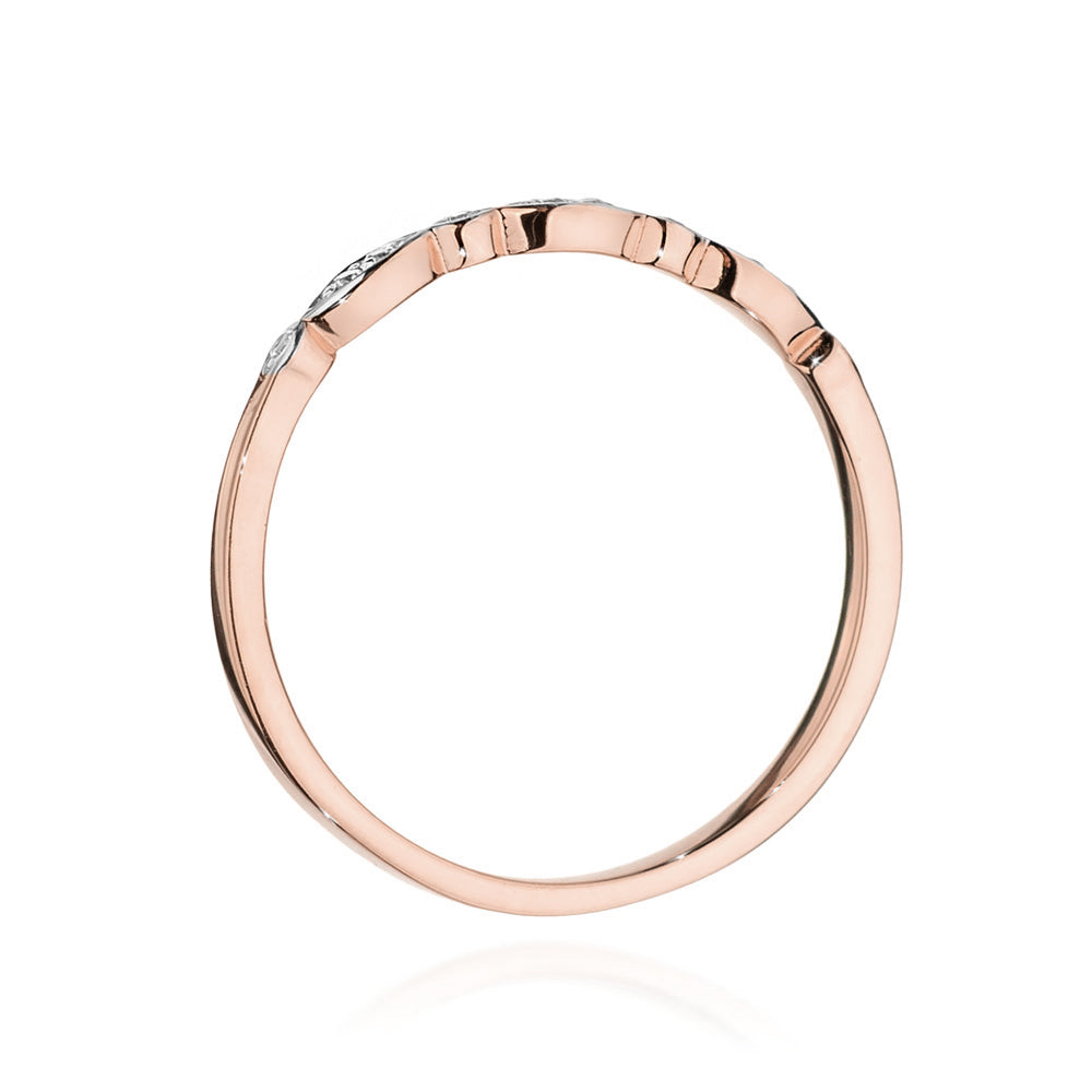 Seitenansicht des Roségold-Verlobungsrings mit 10 Diamanten