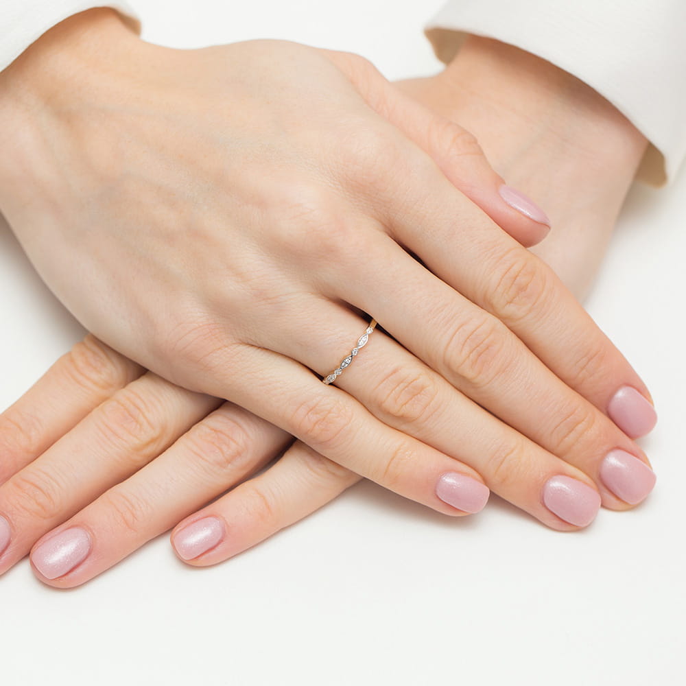 Filigraner Gelbgold-Verlobungsring mit 10 Diamanten, getragen an der Hand