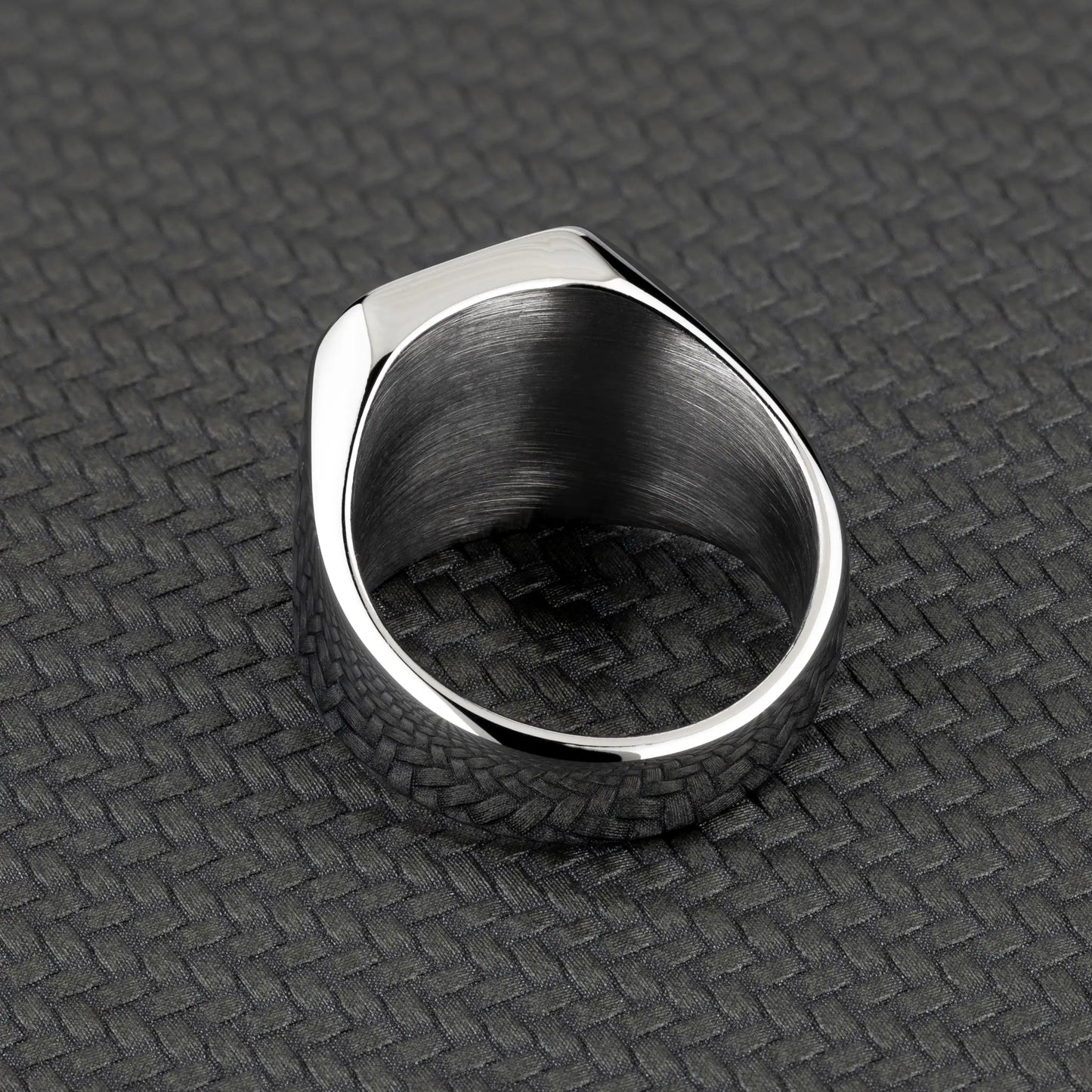 Innenansicht eines Edelstahl Siegelrings, solide Konstruktion und hochwertiger Stahl.